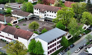 In dem Gebäude, in dem bisher die VHS mit ihren Sprachkursen beheimatet ist (vorne an der Straße), wird die Pflegeschule entstehen. - Gerald Dunkel In dem Gebäude, in dem bisher die VHS mit ihren Sprachkursen beheimatet ist (vorne an der Straße), wird die Pflegeschule entstehen. - Gerald Dunkel