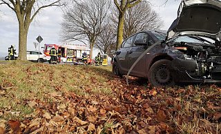 Beim Zusammenstoß zweier Autos in Borchen werden drei Personen verletzt. - Feuerwehr Borchen Beim Zusammenstoß zweier Autos in Borchen werden drei Personen verletzt. - Feuerwehr Borchen