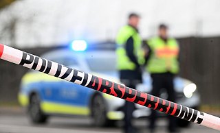 Die Polizei Gütersloh hat den Bereich rund um den Gegenstand am Emssee in Rheda-Wiedenbrück weiträumig abgesperrt. Es war nicht auszuschließen, dass es sich "eventuell um Sprengstoff handelt". - Symbolfoto/picture alliance/dpa Die Polizei Gütersloh hat den Bereich rund um den Gegenstand am Emssee in Rheda-Wiedenbrück weiträumig abgesperrt. Es war nicht auszuschließen, dass es sich "eventuell um Sprengstoff handelt". - Symbolfoto/picture alliance/dpa