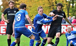 Umkämpftes Derby: Stift Quernheims Manuel Vette bekommt es mit zwei Hiddenhausern zu tun. - Niklas Gessat Umkämpftes Derby: Stift Quernheims Manuel Vette bekommt es mit zwei Hiddenhausern zu tun. - Niklas Gessat