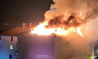 Der Dachstuhl stand kurz nach der Rettung der elf von den Flammen eingeschlossenen Menschen komplett in Flammen. - NW Der Dachstuhl stand kurz nach der Rettung der elf von den Flammen eingeschlossenen Menschen komplett in Flammen. - NW
