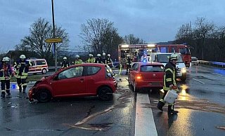 Mit zahlreichen Einsatzkräften waren die Rettungskräfte vor Ort. - Feuerwehr Mit zahlreichen Einsatzkräften waren die Rettungskräfte vor Ort. - Feuerwehr