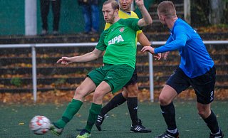 Jannis Bölt (l.) möchte mit seinem TuS Dornberg gegen den SV Heide-Paderborn im Heimspiel drei wichtige Zähler im Kampf um den Klassenerhalt in der Landesliga sammeln. - Andreas Zobe Jannis Bölt (l.) möchte mit seinem TuS Dornberg gegen den SV Heide-Paderborn im Heimspiel drei wichtige Zähler im Kampf um den Klassenerhalt in der Landesliga sammeln. - Andreas Zobe