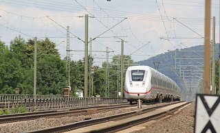 Ein ICE fährt Richtung Bielefeld durch Bad Oeynhausen. Im Hintergrund die Porta Westfalica. - Ulf Hanke Ein ICE fährt Richtung Bielefeld durch Bad Oeynhausen. Im Hintergrund die Porta Westfalica. - Ulf Hanke