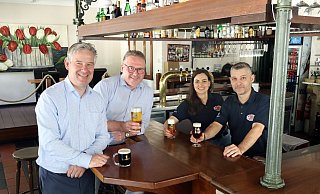Die große Auswahl an Biersorten ist ein Alleinstellungsmerkmal der Gaststätte Einstein. Bürgermeister Michael Berens, Wirtschaftsförderer Thomas Westhof und die Inhaber des Lokals, Maria Tsamadia und Paschalis Giannikis (v.l.) präsentieren eine Auswahl der Getränkekarte. - Gemeinde Hövelhof Die große Auswahl an Biersorten ist ein Alleinstellungsmerkmal der Gaststätte Einstein. Bürgermeister Michael Berens, Wirtschaftsförderer Thomas Westhof und die Inhaber des Lokals, Maria Tsamadia und Paschalis Giannikis (v.l.) präsentieren eine Auswahl der Getränkekarte. - Gemeinde Hövelhof