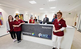 Natalie Görlitz (vorn von links), Galina Spengler und Lea Bröhenhorst sind die drei Expertinnen, die die Patienten im Wundzentrum betreuen und versorgen. Hinter ihnen stehen von links Britta Lehmann (HKA), Annette Hempen (MuM), der Chirurg Esteban Román García und die Netz-Eva des MuM. - Gerald Dunkel Natalie Görlitz (vorn von links), Galina Spengler und Lea Bröhenhorst sind die drei Expertinnen, die die Patienten im Wundzentrum betreuen und versorgen. Hinter ihnen stehen von links Britta Lehmann (HKA), Annette Hempen (MuM), der Chirurg Esteban Román García und die Netz-Eva des MuM. - Gerald Dunkel