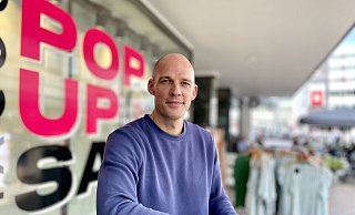 Macoo-Geschäftsführer Dennis Bussian nutzt einen Leerstand in der Niedernstraße als temporären Pop-up-Store für den konzentrierten SSV - heute Final Sale. - Stefan Becker Macoo-Geschäftsführer Dennis Bussian nutzt einen Leerstand in der Niedernstraße als temporären Pop-up-Store für den konzentrierten SSV - heute Final Sale. - Stefan Becker