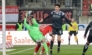 Arminia Bielefelds Torwart Jonas Kersken (l.) hält einen Ball des HFC-Stürmers Dominic Baumann (Nr. 28). DSC-Verteidiger Maximilian Großer (Mitte) wirkt aufgebracht. - IMAGO/Eckehard Schulz Arminia Bielefelds Torwart Jonas Kersken (l.) hält einen Ball des HFC-Stürmers Dominic Baumann (Nr. 28). DSC-Verteidiger Maximilian Großer (Mitte) wirkt aufgebracht. - IMAGO/Eckehard Schulz