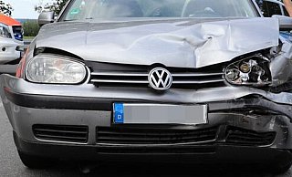 In dem Golf befanden sich die beiden Verletzten. - Polizei In dem Golf befanden sich die beiden Verletzten. - Polizei