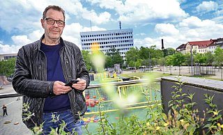 NW-Redakteur Stefan Brams lädt ab dem 4. Juli zu Gesprächen auf dem Balkon des Grünen Würfels über den Kesselbrink ein. - Barbara Franke NW-Redakteur Stefan Brams lädt ab dem 4. Juli zu Gesprächen auf dem Balkon des Grünen Würfels über den Kesselbrink ein. - Barbara Franke