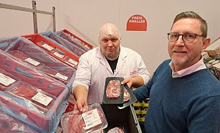 Jörg Nuhn (l.) und Ralf Maunert stehen in dem auf 2 Grad gekühlten Raum, in dem das tagesfrische Sortiment für den neuen Onlinehandel "Metzger Direkt" lagert. - Marion Pokorra-Brockschmidt Jörg Nuhn (l.) und Ralf Maunert stehen in dem auf 2 Grad gekühlten Raum, in dem das tagesfrische Sortiment für den neuen Onlinehandel "Metzger Direkt" lagert. - Marion Pokorra-Brockschmidt
