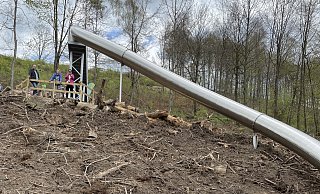 Die neue Hangrutsche windet sich 35 Meter lang ins Tal hinab. - Stadt Bad Wünnenberg Die neue Hangrutsche windet sich 35 Meter lang ins Tal hinab. - Stadt Bad Wünnenberg