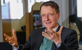 Bundesgesundheitsminister Karl Lauterbach (SPD) erklärt im Interview, dass ihn die zunehmende Gewalt gegen Politiker beunruhigt. - Andreas Zobe Bundesgesundheitsminister Karl Lauterbach (SPD) erklärt im Interview, dass ihn die zunehmende Gewalt gegen Politiker beunruhigt. - Andreas Zobe