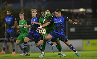 Emre Aydinel, hier im Duell mit Ibrahim Kaba, war in der ersten Halbzeit einziger Stürmer des SC Wiedenbrück. Das Tor zum 1:1 erzielte allerdings Saban Kaptan. Foto: Jens Dünhölter - Jens Dünhölter Emre Aydinel, hier im Duell mit Ibrahim Kaba, war in der ersten Halbzeit einziger Stürmer des SC Wiedenbrück. Das Tor zum 1:1 erzielte allerdings Saban Kaptan. Foto: Jens Dünhölter - Jens Dünhölter