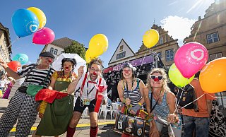 Buntes Programm bis in die Nacht hinein: Das Theater feiert seit Mittag rund um den Alten Markt und lädt hier um 20.15 Uhr zur Open-Air-Tanzparty ein. - Oliver Krato Buntes Programm bis in die Nacht hinein: Das Theater feiert seit Mittag rund um den Alten Markt und lädt hier um 20.15 Uhr zur Open-Air-Tanzparty ein. - Oliver Krato