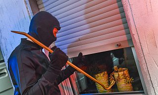 Die Polizei Gütersloh warnt: "Einbrecher agieren blitzschnell!" Tipps und Sicherheitshinweise für Mieter und Eigentümer gibt es am Donnerstag unter Tel. (0 52 41) 8 69 18 78 oder (0 52 41) 8 69 19 79. - Symbolfoto/picture alliance Die Polizei Gütersloh warnt: "Einbrecher agieren blitzschnell!" Tipps und Sicherheitshinweise für Mieter und Eigentümer gibt es am Donnerstag unter Tel. (0 52 41) 8 69 18 78 oder (0 52 41) 8 69 19 79. - Symbolfoto/picture alliance