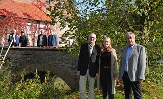 Andreas Gerson (v. l.) vom Kulturverein Siddessen, Sebastian Paetzke, Robert Rissing, stellvertretender Bürgermeister und Bezirksausschussvorsitzender, Bernd Bohnenberg von der Stadt Brakel, Oliver und Carla Morr sowie Bürgermeister Hermann Temme. Foto: Stadt - Stadt Brakel Andreas Gerson (v. l.) vom Kulturverein Siddessen, Sebastian Paetzke, Robert Rissing, stellvertretender Bürgermeister und Bezirksausschussvorsitzender, Bernd Bohnenberg von der Stadt Brakel, Oliver und Carla Morr sowie Bürgermeister Hermann Temme. Foto: Stadt - Stadt Brakel