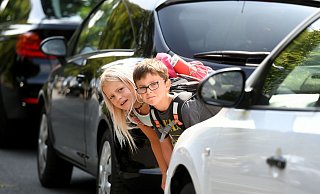 Karlotta und Janne (beide 7) stehen zwischen zwei Autos und checken den Autoverkehr. - Symbolforo: Holger Hollemann/dpa Karlotta und Janne (beide 7) stehen zwischen zwei Autos und checken den Autoverkehr. - Symbolforo: Holger Hollemann/dpa