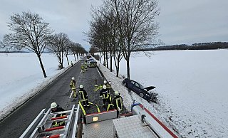 Bei Herlinghausen war das Auto seitlich von der Fahrbahn gerutscht. - FFW Warburg Bei Herlinghausen war das Auto seitlich von der Fahrbahn gerutscht. - FFW Warburg