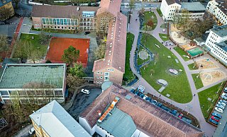 Eigentlich sollte das ehemalige Haus des Handwerks (vorne) genutzt werden, um dringend benötigten Platz für die Erweiterung des Gymnasiums am Waldhof (L-Form, dahinter) zu schaffen. Auch die Sporthalle (links), die auch das Ratsgymnasium mit nutzt, ist zu klein. - Mike-Dennis Mller / www.mdm.photo Eigentlich sollte das ehemalige Haus des Handwerks (vorne) genutzt werden, um dringend benötigten Platz für die Erweiterung des Gymnasiums am Waldhof (L-Form, dahinter) zu schaffen. Auch die Sporthalle (links), die auch das Ratsgymnasium mit nutzt, ist zu klein. - Mike-Dennis Mller / www.mdm.photo