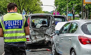 Nach der schweren Kollision auf der Jöllenbecker Straße zogen sich die Sperrungen über drei Stunden hin. - Paul Brinkmann Nach der schweren Kollision auf der Jöllenbecker Straße zogen sich die Sperrungen über drei Stunden hin. - Paul Brinkmann
