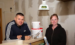Tizian Hildebrand und seine Partnerin Carina Berkemeyer versuchen, den alten Charme der Kneipe während der Renovierung zu erhalten und sie trotzdem insgesamt hell und freundlich zu gestalten. - Ilka Gülker Tizian Hildebrand und seine Partnerin Carina Berkemeyer versuchen, den alten Charme der Kneipe während der Renovierung zu erhalten und sie trotzdem insgesamt hell und freundlich zu gestalten. - Ilka Gülker