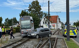 Offenbar hatte der Atuofahrer die Stadtbahn übersehen - und hatte Glück. - Paul Brinkmann Offenbar hatte der Atuofahrer die Stadtbahn übersehen - und hatte Glück. - Paul Brinkmann