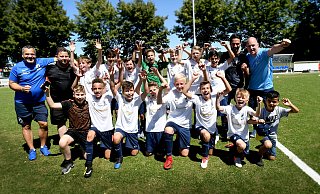 Bezirksliga-Aufsteiger 2018: Die D-Junioren der SV Eidinghausen-Werste mit Ben Klocke (stehend 3. von links), Trainer Slaiman Zuri (stehend 2. von rechts), Lennox Afolabi (vorne 2. von links) und Monti Theiß (vorne 3. von rechts). - Jürgen Krüger Bezirksliga-Aufsteiger 2018: Die D-Junioren der SV Eidinghausen-Werste mit Ben Klocke (stehend 3. von links), Trainer Slaiman Zuri (stehend 2. von rechts), Lennox Afolabi (vorne 2. von links) und Monti Theiß (vorne 3. von rechts). - Jürgen Krüger