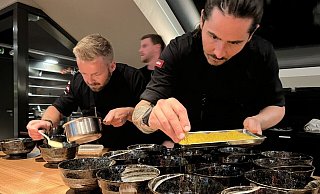 Thomas Brandner (l.), Küchenchef der „Bauernschänke“ in Zürich und Nenad Mlinarevic, einer der erfolgreichsten Schweizer Köche. - Jeanette Salzmann Thomas Brandner (l.), Küchenchef der „Bauernschänke“ in Zürich und Nenad Mlinarevic, einer der erfolgreichsten Schweizer Köche. - Jeanette Salzmann