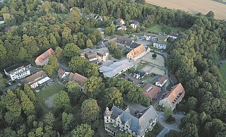 Die Rudolf-Steiner-Werkgemeinschaft betreibt in Schloß Hamborn unter anderem eine Waldorfschule und ein Landschulheim. - Schloß Hamborn Die Rudolf-Steiner-Werkgemeinschaft betreibt in Schloß Hamborn unter anderem eine Waldorfschule und ein Landschulheim. - Schloß Hamborn