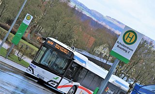 Ein Schulbus wartet am Nieheimer Schulzentrum auf Schüler. Künftig fahren die Busse für die Realschüler etwas früher. - David Schellenberg Ein Schulbus wartet am Nieheimer Schulzentrum auf Schüler. Künftig fahren die Busse für die Realschüler etwas früher. - David Schellenberg