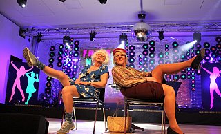 Monika Nolte (links) und Annette Lödige zeigen beim Karneval der Kump(el)stilzchen, was sie haben. - Madita Schellenberg Monika Nolte (links) und Annette Lödige zeigen beim Karneval der Kump(el)stilzchen, was sie haben. - Madita Schellenberg