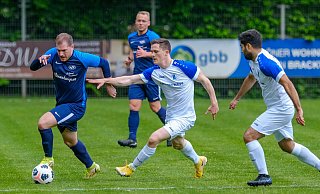 Auch in diesem Laufduell zwischen Ummelns Andre Schulze Hessing (links) und dem Queller Anton Murl gab es am Ende keinen Sieger. Michael Wiebe beobachtet die Szene. - Andreas Zobe Auch in diesem Laufduell zwischen Ummelns Andre Schulze Hessing (links) und dem Queller Anton Murl gab es am Ende keinen Sieger. Michael Wiebe beobachtet die Szene. - Andreas Zobe