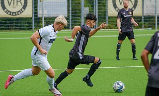 Die Dornberger Kicker, hier Max Bartels (l.) sahen häufig die Hacken der Wellensieker. - Andreas Zobe Die Dornberger Kicker, hier Max Bartels (l.) sahen häufig die Hacken der Wellensieker. - Andreas Zobe