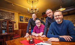 Rolf Gieselmann, ehemaliger Pächter des „Alt Bielefeld“( im roten Polo) umrahmt von einigen seiner Nachfolger in blau-grau: die Geschäftsführer Christian Rinka und Andreas Mamerow (r.), sowie Prokurist Daniel Elsner(l.). - Mike-Dennis Müller Rolf Gieselmann, ehemaliger Pächter des „Alt Bielefeld“( im roten Polo) umrahmt von einigen seiner Nachfolger in blau-grau: die Geschäftsführer Christian Rinka und Andreas Mamerow (r.), sowie Prokurist Daniel Elsner(l.). - Mike-Dennis Müller