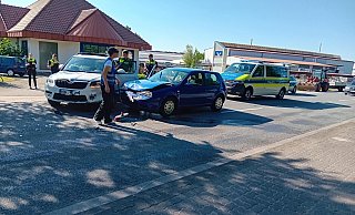 Die Insassen des blauen Golfs haben nach dem Unfall den Fahrer eines scheinbar unbeteiligten Fahrzeugs angegriffen und verletzt. - Manfred Bues Die Insassen des blauen Golfs haben nach dem Unfall den Fahrer eines scheinbar unbeteiligten Fahrzeugs angegriffen und verletzt. - Manfred Bues
