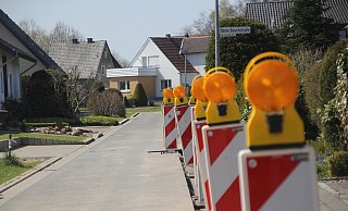 Rot-weiße Warnbaken stehen an der Oberen Buschstraße in Klosterbauerschaft. Die Straße wurde vor weniger Zeit erst saniert, nun wird ein Teil wieder aufgerissen. Die Telekom lässt Arbeiten durchführen. - Florian Weyand Rot-weiße Warnbaken stehen an der Oberen Buschstraße in Klosterbauerschaft. Die Straße wurde vor weniger Zeit erst saniert, nun wird ein Teil wieder aufgerissen. Die Telekom lässt Arbeiten durchführen. - Florian Weyand