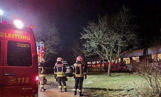 Erst am Abend konnte die Feuerwehr Bad Driburg mit Unterstützung aus Steinheim den Zug mit den 67 Fahrgästen evakuieren. - Feuerwehr Bad Driburg Erst am Abend konnte die Feuerwehr Bad Driburg mit Unterstützung aus Steinheim den Zug mit den 67 Fahrgästen evakuieren. - Feuerwehr Bad Driburg