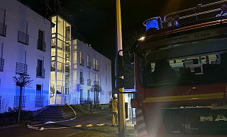 Kurz nach Mitternacht wird die Feuerwehr zu einem Mehrfamilienhaus an der Paderborner Fürstenallee gerufen. - Ralph Meyer Kurz nach Mitternacht wird die Feuerwehr zu einem Mehrfamilienhaus an der Paderborner Fürstenallee gerufen. - Ralph Meyer