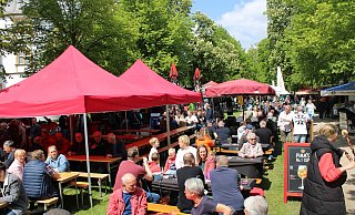 Auch kurz nach der Eröffnung ist das Bierfest in Schloß Neuhaus schon gut besucht. - Moritz Jülich Auch kurz nach der Eröffnung ist das Bierfest in Schloß Neuhaus schon gut besucht. - Moritz Jülich