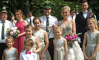 Dominik ,,derErste“ und Anja ,,die Aktive“ Franke sind das Nordborchener Königspaar. - Reinhard Peters Dominik ,,derErste“ und Anja ,,die Aktive“ Franke sind das Nordborchener Königspaar. - Reinhard Peters