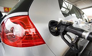Im Maßnahmenpaket der Bundesregierung ist auch ein "Tankrabatt" enthalten, der Autofahrer entlasten soll. - picture alliance / imageBROKER Im Maßnahmenpaket der Bundesregierung ist auch ein "Tankrabatt" enthalten, der Autofahrer entlasten soll. - picture alliance / imageBROKER