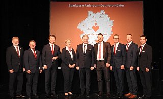 Antonius Löhr (v. l.), Werner Dürdoth, Landrat Michael Stickeln, Heike Kettelgerdes, Bürgermeister Michael Dreier, Bürgermeister Frank Hilker, Arnd Paas, Achim Frohss und Andreas Trotz bilden den Zweckverband. - Sparkasse Paderborn-Detmold Antonius Löhr (v. l.), Werner Dürdoth, Landrat Michael Stickeln, Heike Kettelgerdes, Bürgermeister Michael Dreier, Bürgermeister Frank Hilker, Arnd Paas, Achim Frohss und Andreas Trotz bilden den Zweckverband. - Sparkasse Paderborn-Detmold