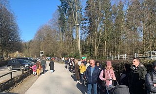 Die Schlange nimmt kein Ende - alle wollen an diesem Nachmittag in den Tierpark. - Ivonne Michel Die Schlange nimmt kein Ende - alle wollen an diesem Nachmittag in den Tierpark. - Ivonne Michel