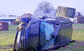 Der schwer beschädigte Mercedes-Transporter liegt auf der Seite in einer Wiese am Grünen Weg in Haaren. - © 2023 Ralph Meyer. All rights reserved Der schwer beschädigte Mercedes-Transporter liegt auf der Seite in einer Wiese am Grünen Weg in Haaren. - © 2023 Ralph Meyer. All rights reserved