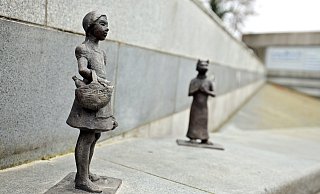 Das Rotkäppchen und der Wolf wahren am Brunnenrand auf dem Banhofsvorplatz gebührenden Abstand. - Jörg Stuke Das Rotkäppchen und der Wolf wahren am Brunnenrand auf dem Banhofsvorplatz gebührenden Abstand. - Jörg Stuke