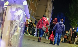 Impression vom Bünder Late-Night-Shopping mit besonderer Beleuchtung am 3. Oktober 2020. - Stadtmarketing Bünde / Karl-Hendrik Tittel Impression vom Bünder Late-Night-Shopping mit besonderer Beleuchtung am 3. Oktober 2020. - Stadtmarketing Bünde / Karl-Hendrik Tittel