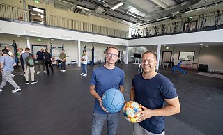 Im Herzstück: Die Sporthalle ist der größte Raum des neuen Gebäudes. Michael Mutzel (l.) und Finn Holsing begutachten die Trainingsmaterialien. - Oliver Krato Im Herzstück: Die Sporthalle ist der größte Raum des neuen Gebäudes. Michael Mutzel (l.) und Finn Holsing begutachten die Trainingsmaterialien. - Oliver Krato