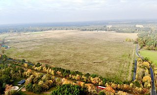 Der Blick richtet sich über den Senne-Flugplatz an der B1 bis tief ins Gelände des Truppenübungsplatzes. - Jens Reddeker Der Blick richtet sich über den Senne-Flugplatz an der B1 bis tief ins Gelände des Truppenübungsplatzes. - Jens Reddeker