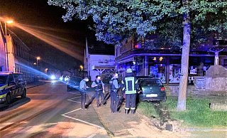 Die Polizei bittet nach dem Unfall mitten in Lüchtringen um Zeugenhinweise. - FFW Höxter Die Polizei bittet nach dem Unfall mitten in Lüchtringen um Zeugenhinweise. - FFW Höxter